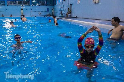 Nắng nóng 'bỏng da', người dân tìm đến các bể bơi, hồ bơi giải nhiệt