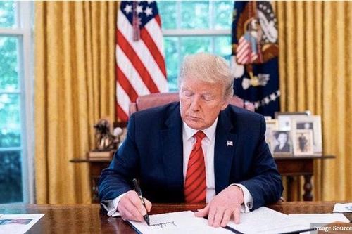 Mỹ ngừng cấp thẻ xanh tới cuối năm