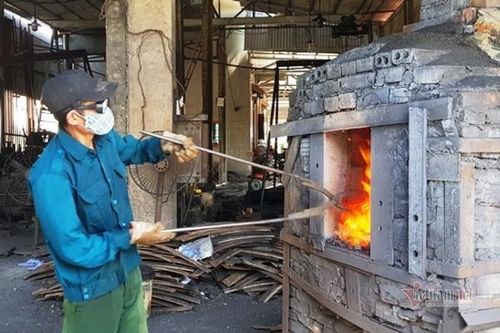 Lò than đỏ rực trong ngày miền Trung nóng như nung