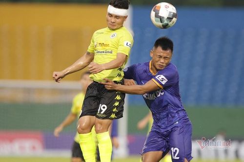 Quang Hải đổ máu vẫn tả xung hữu đột đấu Bình Dương