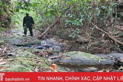 Suối cạn, chiến sỹ Đồn Biên phòng Phú Gia chật vật tìm nguồn nước sinh hoạt