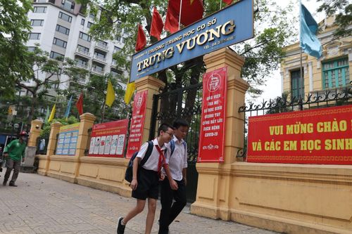 Tái diễn vụ kẻ xấu rình rập trước cổng trường để dụ dỗ học sinh Hà Nội