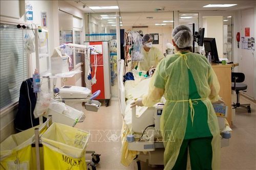 Thêm các ca mắc COVID-19 mới, Pháp đóng cửa 2 trường học