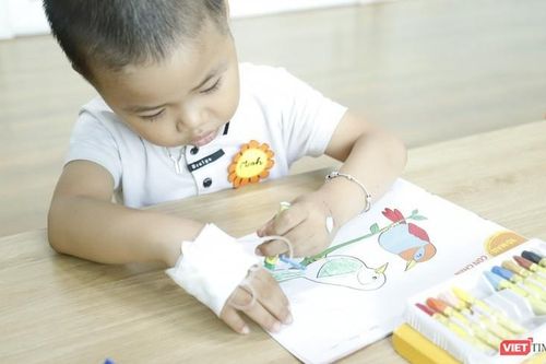 Mạng xã hội lan tỏa 'lớp học hạnh phúc' cho bệnh nhi ung thư