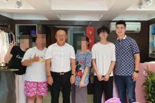 Thầy Park đến thăm nhà vợ chồng Duy Mạnh