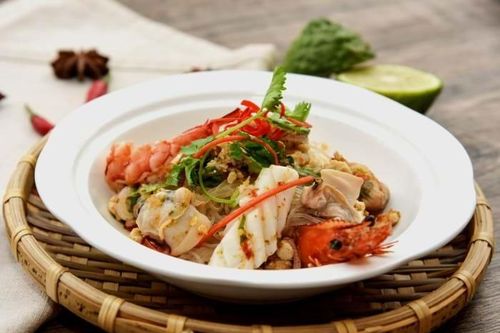 Đây là cơ hội thưởng thức hầu hết món ăn đường phố trứ danh của Thái Lan ngay tại Sài Gòn