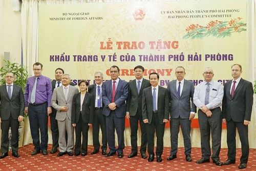 TP. Hải Phòng trao tặng 1 triệu chiếc khẩu trang y tế cho một số nước trên thế giới