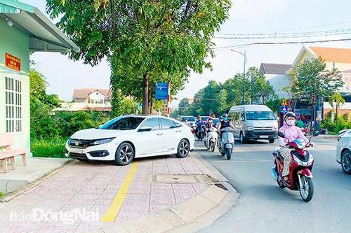 Đậu xe chiếm vỉa hè