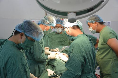 Phẫu thuật thay khớp háng cho 3 bệnh nhân