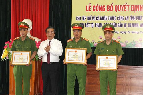 Công bố quyết định khen thưởng cho tập thể và cá nhân thuộc Công an tỉnh
