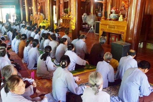 Hà Tĩnh : Hơn 100 Phật tử dự khóa tu Bát quan trai