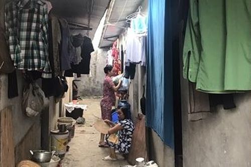 Xóm trọ nghèo vật vã dưới cái nóng như đổ lửa ở Thủ đô