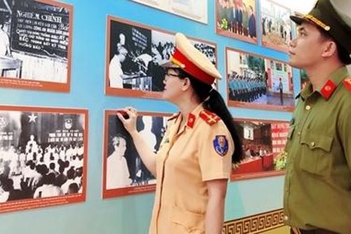 Tham quan triển lãm '75 năm CAND - Vì nước quên thân, vì dân phục vụ'