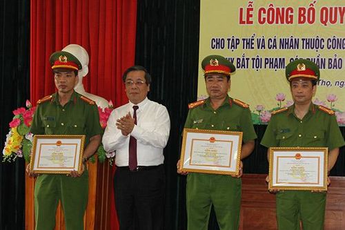 Khen thưởng CA Phú Thọ trong đấu tranh, bảo vệ an toàn hoạt động ngân hàng