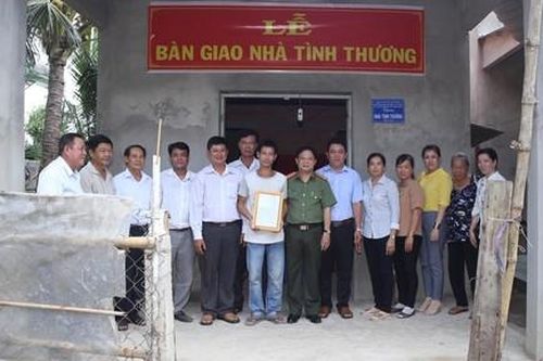 Trao nhà tình thương và tặng quà học sinh nghèo tại Bến Tre