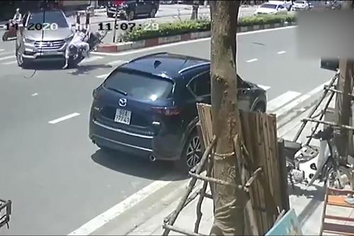 Clip: Xe ô tô quay đầu tông xe máy khiến tài xế lộn trên không trung