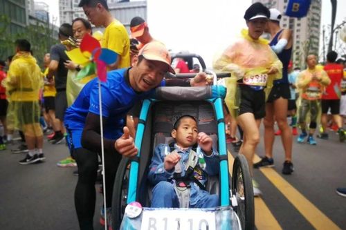 Bức thư rơi lệ của người bố 5 năm đẩy xe chở con bại não dự 40 cuộc thi marathon