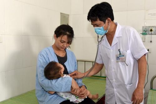 Nắng nóng đỉnh điểm, người già và trẻ nhỏ nhập viện tăng