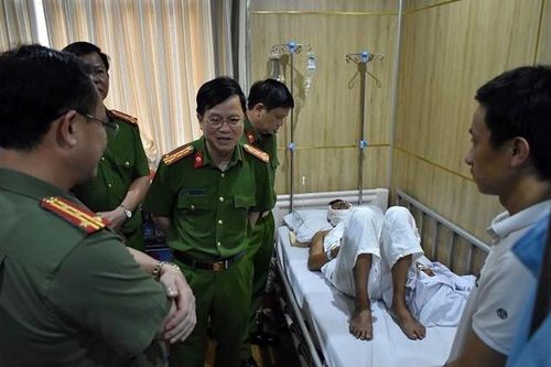 'Cát tặc' chém trọng thương một chiến sỹ Công an