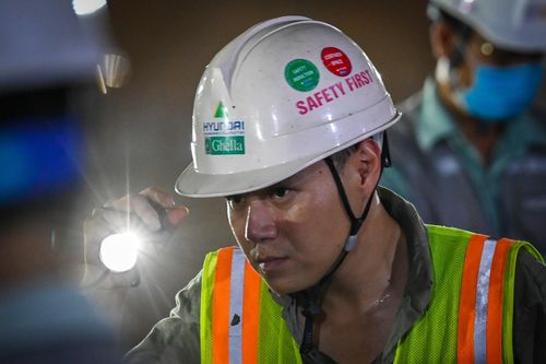 Thâu đêm hợp long tầng trung chuyển ga ngầm metro Nhổn
