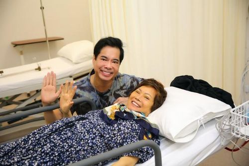 Mẹ Ngọc Sơn một mình từ Mỹ về Việt Nam điều trị khối u