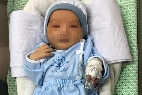 Bé trai bị bỏ rơi ở hố ga kháng kháng sinh
