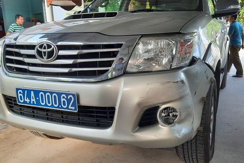 Tài xế chở thuốc lá lậu tông xe của quản lý thị trường