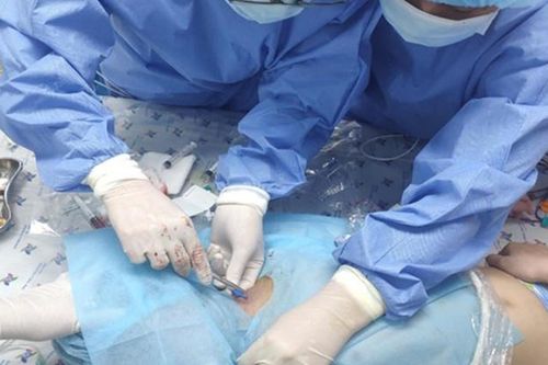 Uống thuốc đau họng, bé trai suýt mất mạng
