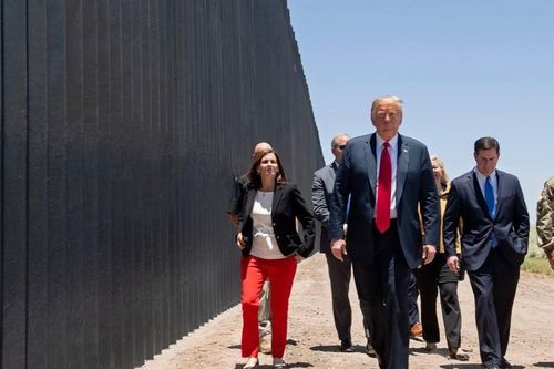 TT Trump thăm tường biên giới cho chiến dịch tranh cử