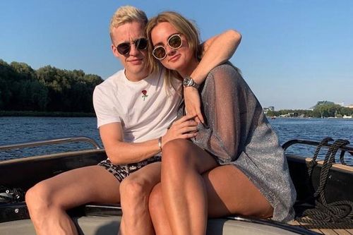 Van de Beek cưa đổ con gái của HLV Bergkamp