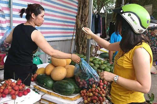 Thị trường ngày Tết Đoan ngọ: Giá mận hậu tăng mạnh