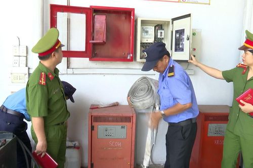 Mùa nóng, nói chuyện phòng cháy... (Kỳ 1: Những 'quả bom nổ chậm' trong khu dân cư)