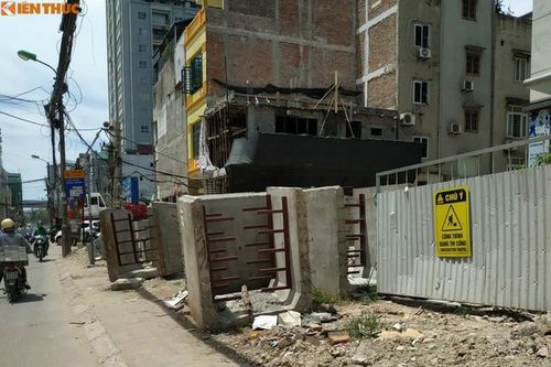 Cận cảnh con đường như bãi chiến trường giữa Hà Nội