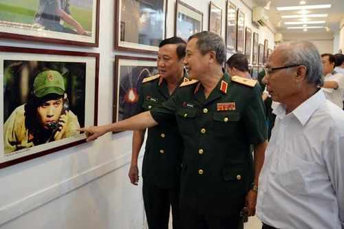 Triển lãm ảnh 'Góc nhìn người chiến sĩ' của Thiếu tướng Nguyễn Thiện Minh