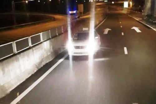 Phạt tài xế taxi đi ngược chiều trên cao tốc 17 triệu đồng