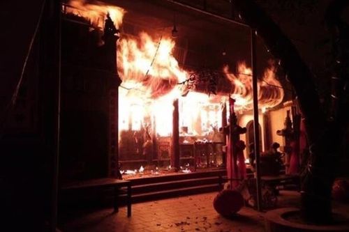 Lửa cháy cuồn cuộn trong đền Quan Tam Lâm Du, Hà Nội