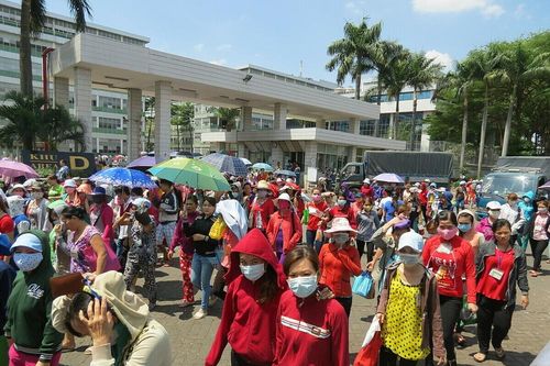 Hàng nghìn công nhân bất ngờ mất việc và những nỗi lo thường trực