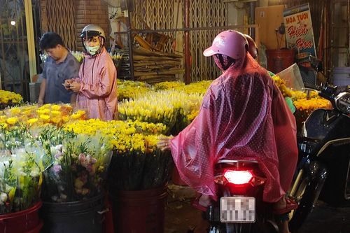 Đêm trước tết Đoan ngọ, người dân đội mưa đến chợ hoa lớn nhất Sài Gòn