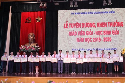 Tuyên dương giáo viên giỏi, học sinh giỏi quân Hoàn Kiếm