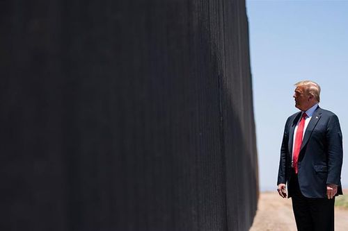 Ông Trump tuyên bố bức tường biên giới chặn được COVID – 19