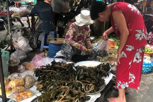 Tết Đoan Ngọ, 'lá xông, bánh ú nước tro' đắt như tôm tươi