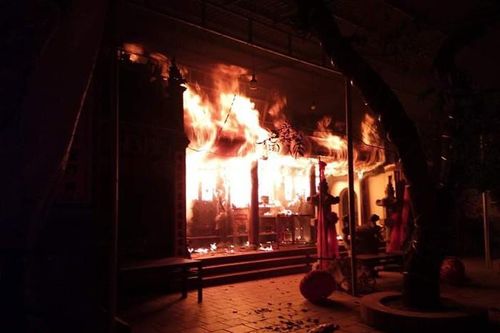 Vụ cháy lớn gây thiệt hại nặng tại đền Quan Tam Lâm Du