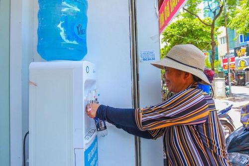 Những bình trà đá, nước mát miễn phí giữa nắng nóng thiêu đốt tại Hà Nội