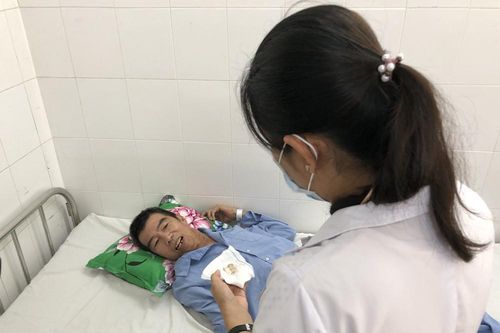 Gắp xương cá 'khủng' cắm trong thực quản người đàn ông bị tai biến