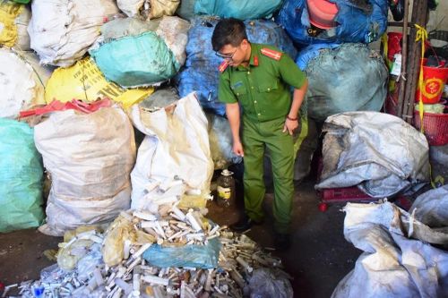 Kinh hãi phát hiện rác y tế, ống nghiệm dính máu tại điểm thu mua phế liệu