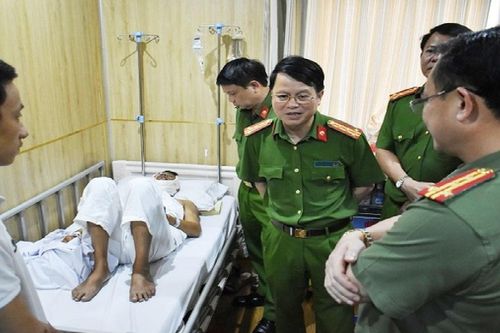Bắt 'cát tặc', một cán bộ CSGT đường thủy bị chém trọng thương