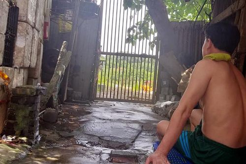 Xóm nghèo Hà Nội: Phủ chăn lên mái nhà, làm ướt giường để tránh nóng
