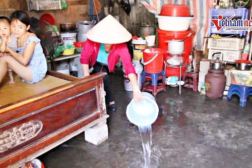 Chống nắng kỷ lục: Xóm trọ nghèo tạt nước cả ngày, nhặt rác che mái nhà