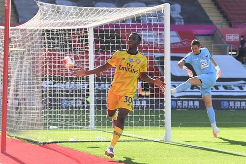 Arsenal thắng may khi đối thủ 'tự bắn chân mình'