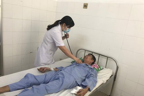 Phát hiện xương cá lớn trong thực quản bệnh nhân